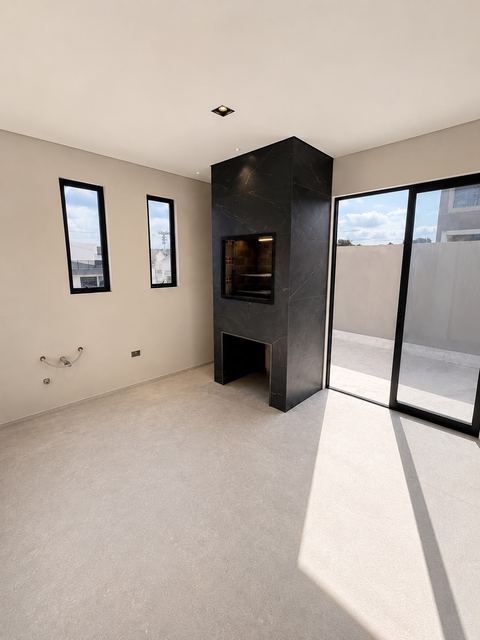 Sala com lareira e acesso ao terraço do imóvel