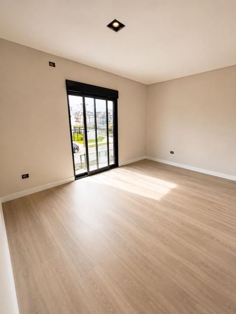 Quarto com piso de madeira e sacada
